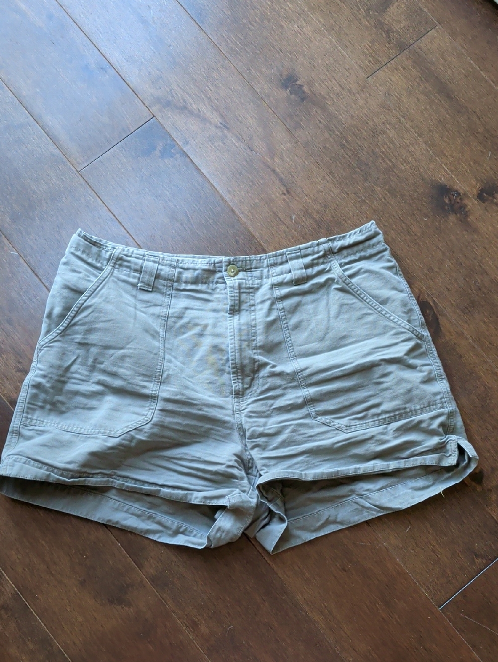 High-Rise Women's Bermuda‎ Shorts in Olive